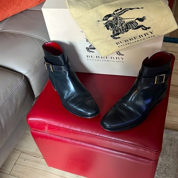 Burberry black with deep red lining all leather. Made in Italy - Picture 4 of 4